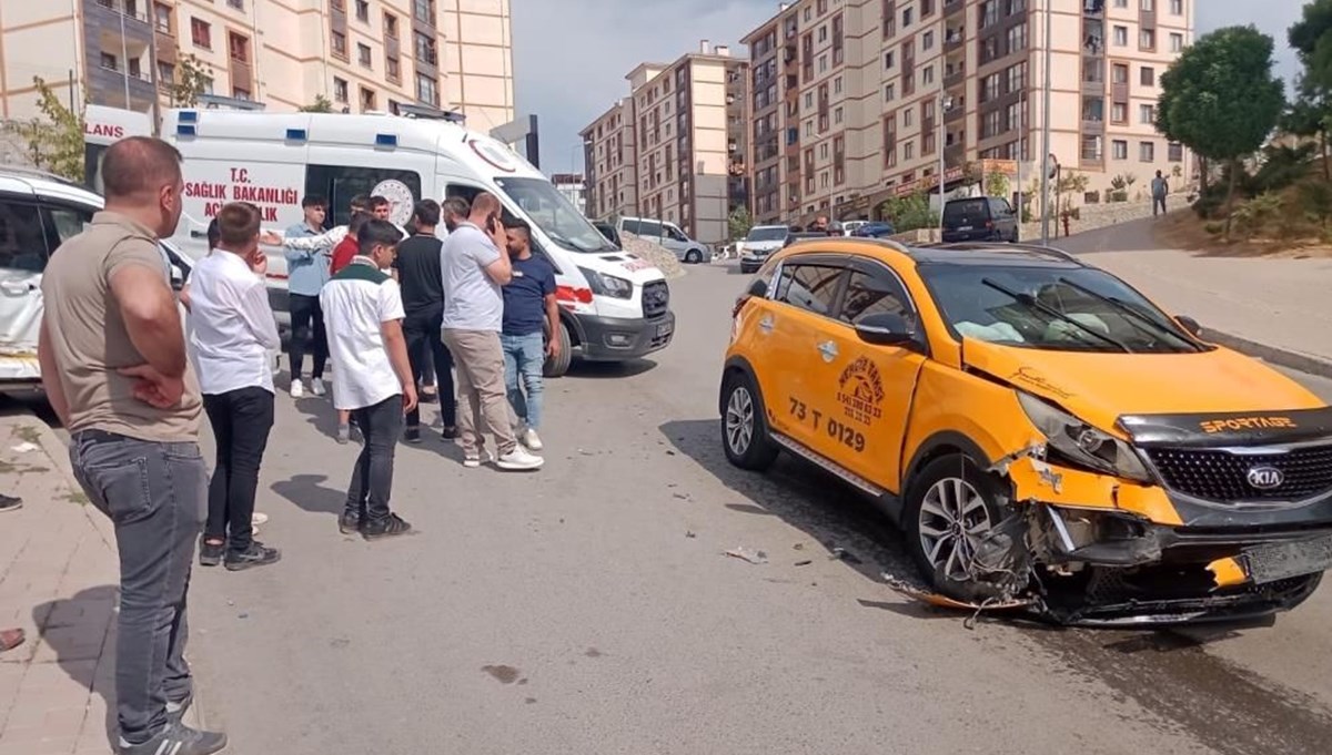 Taksi ile hafif ticari araç çarpıştı: 4 yaralı Taksi ile hafif ticari araç çarpıştı: 4 yaralı