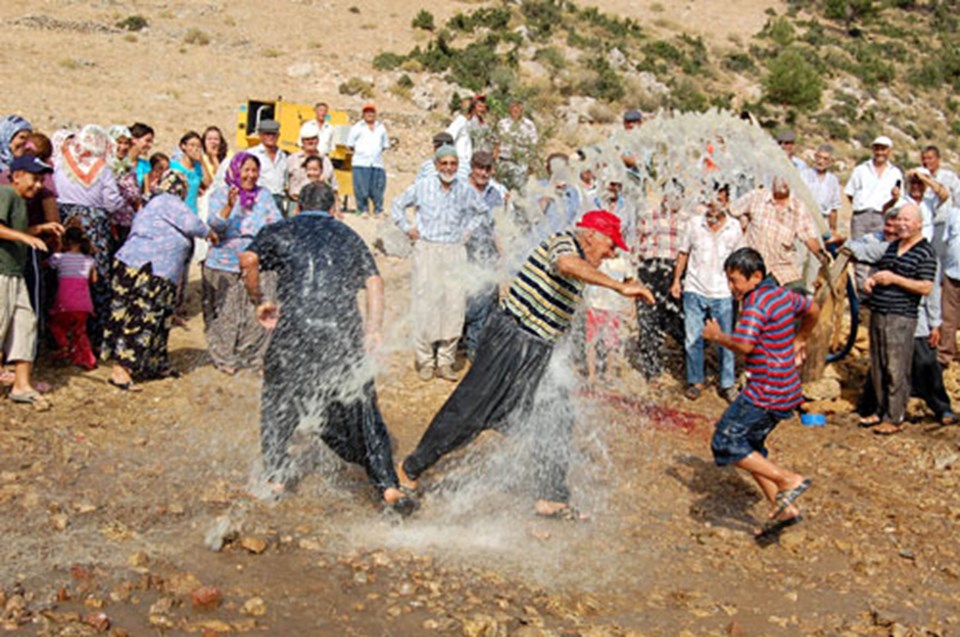 Su buldular; bayram ettiler - 1