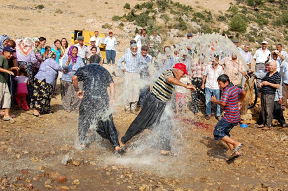 Su buldular; bayram ettiler  - 1