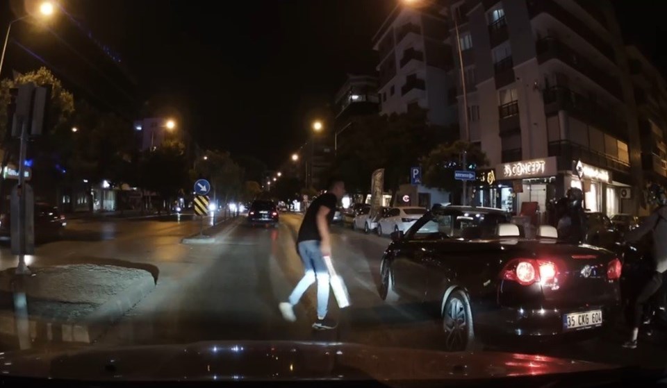 Trafikte dehşete düşüren görüntü: Arabadan indi, döner bıçağı çekti - 1