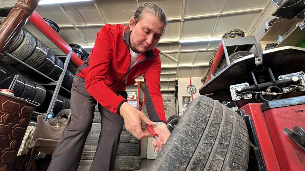 54 Yaşındaki Kadın Kanserle Mücadeleyi Kazandı ve Lastik Tamirinde Zafer Kazandı. 76 O z6WDtivk v0MQr7 RwvA