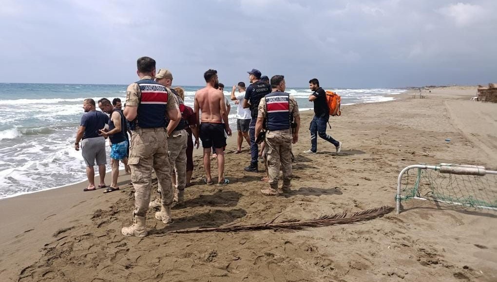 İki kardeş denizde açığa sürünlendi
