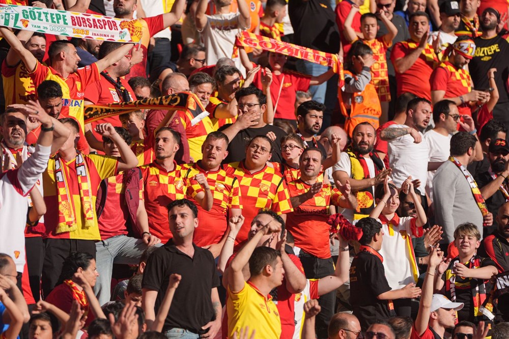 Göztepe ile Beşiktaş taraftarları arasında kavga - 1