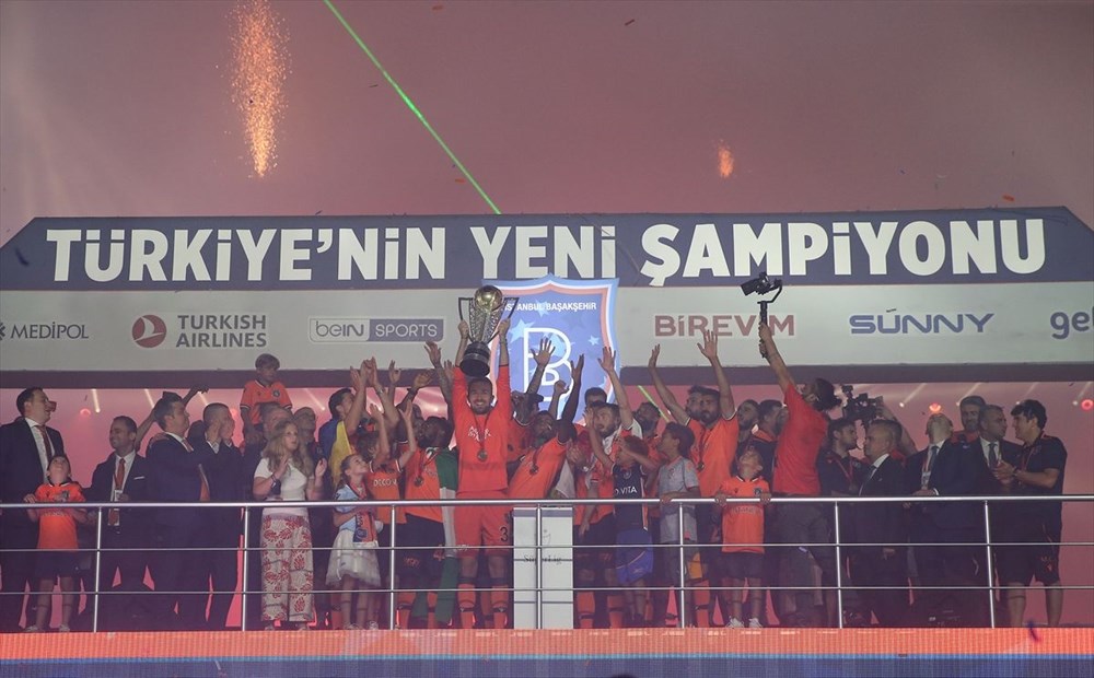 Medipol Başakşehir, şampiyonluk kupasını kaldırdı - 5