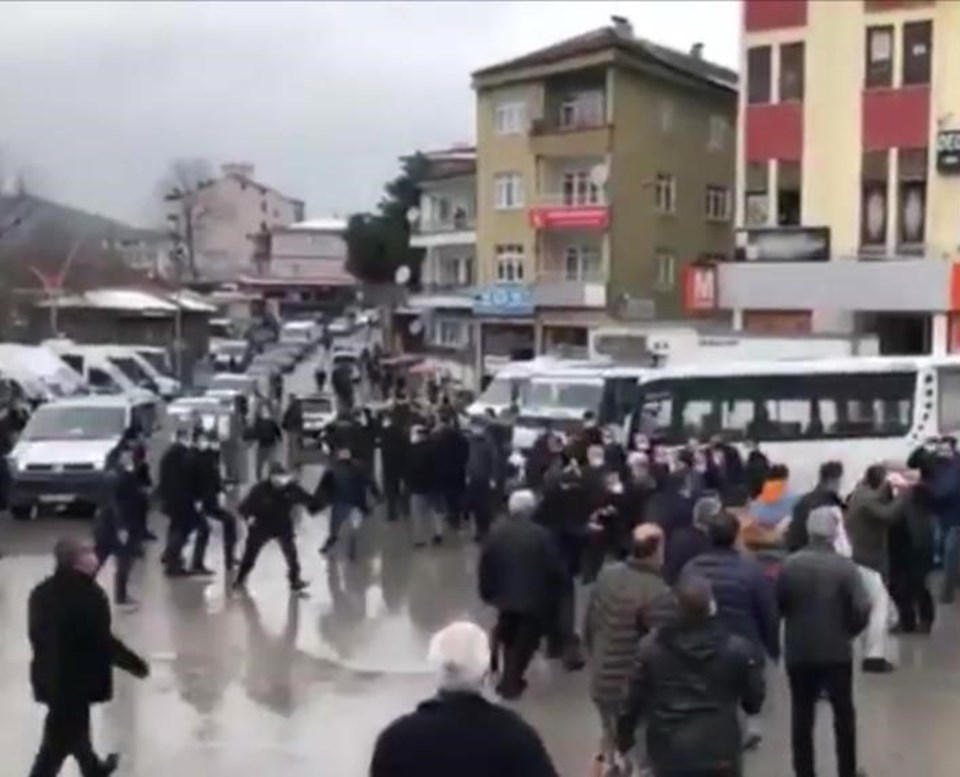 Halk otobüsü ve dolmuş şoförleri birbirine girdi: 2 yaralı, 11 gözaltı - 2