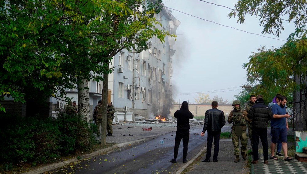 Rusya'nın ilhak ettiği Melitopol'de televizyon istasyonu önünde bomba yüklü araç patladı - 2