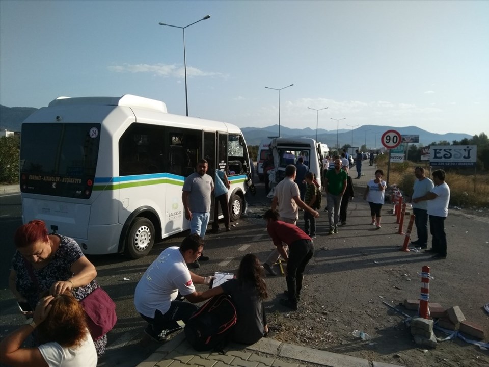 Balıkesir'de iki yolcu minibüsü çarpıştı: 41 yaralı - 2