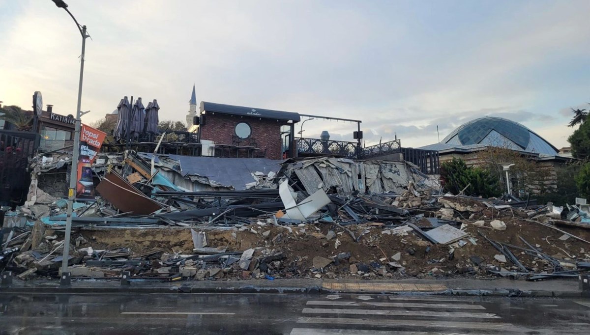 Üsküdar sahilindeki kaçak kafe yıkıldı