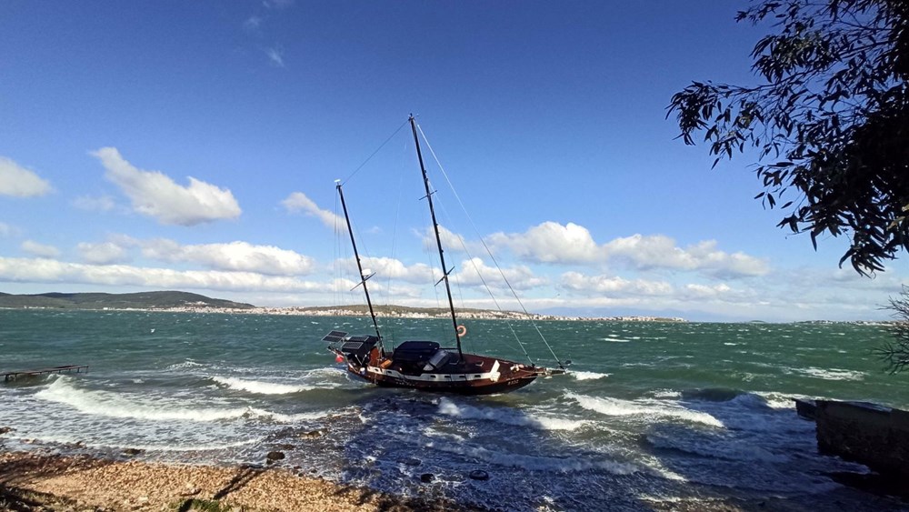 Ayvalık'ta fırtına: Yelkenli tekne karaya oturdu - 4