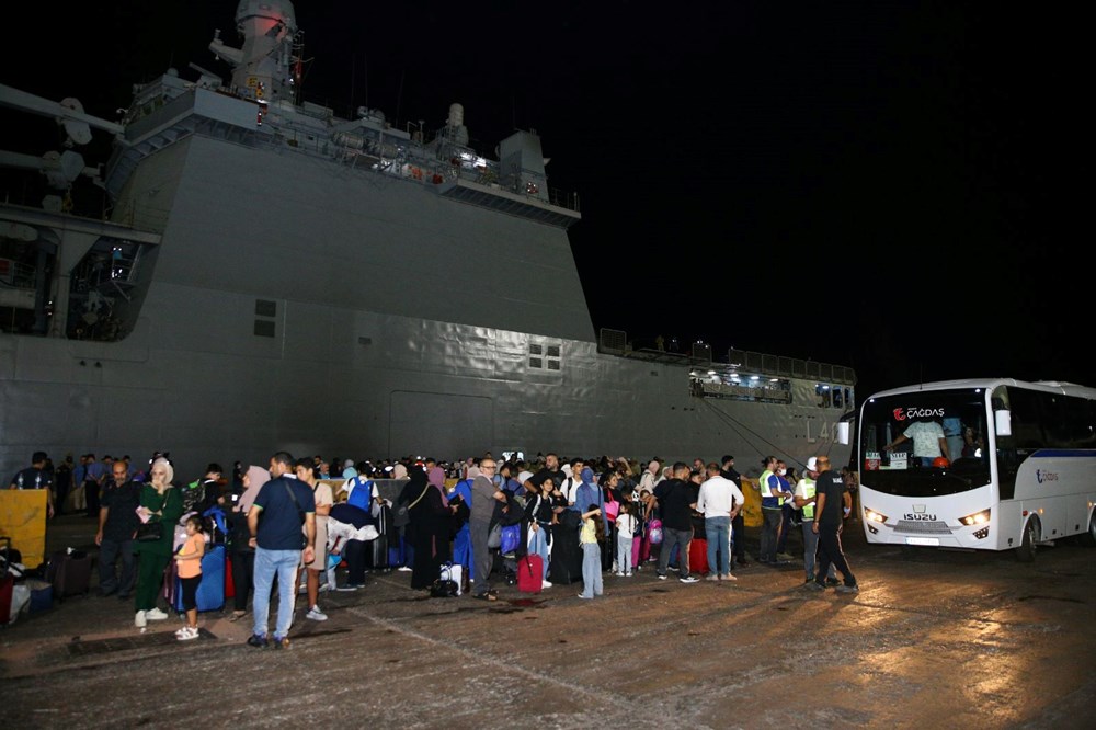 Türkiye, Lübnan'daki vatandaşlarını tahliye ediyor | TCG Bayraktar Mersin Limanına geldi - 6