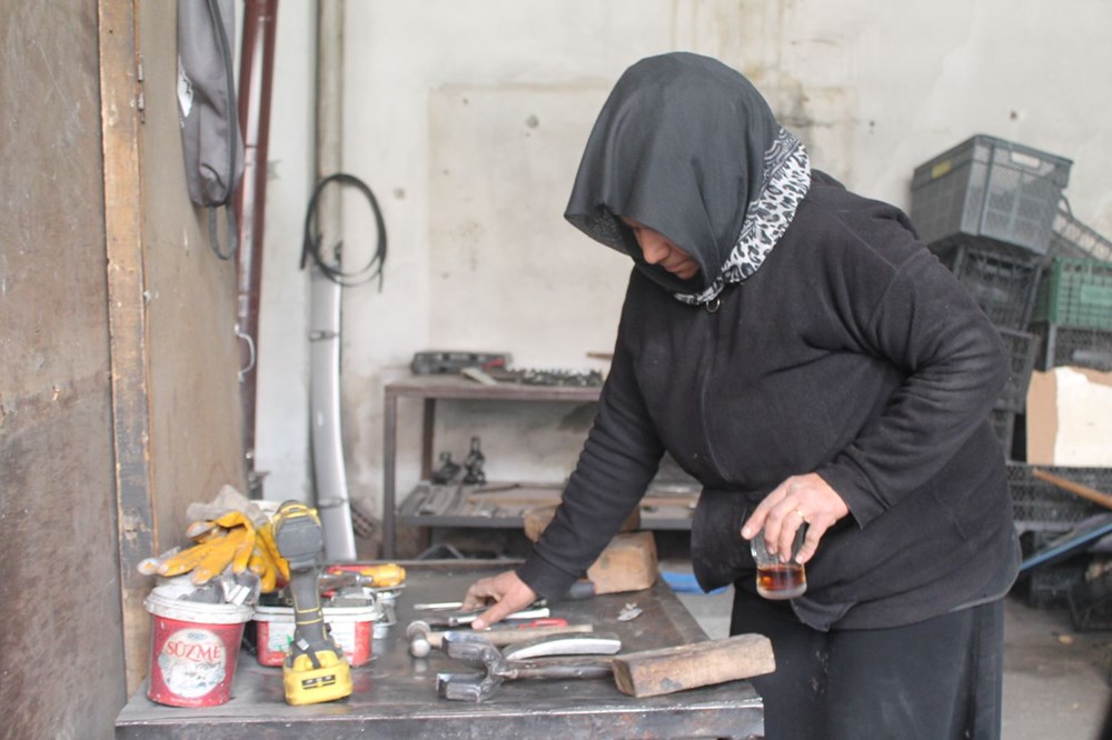 40 yıllık eşinin dağ gibi arkasında durdu: Sanayinin tek kadın çırağı - 4