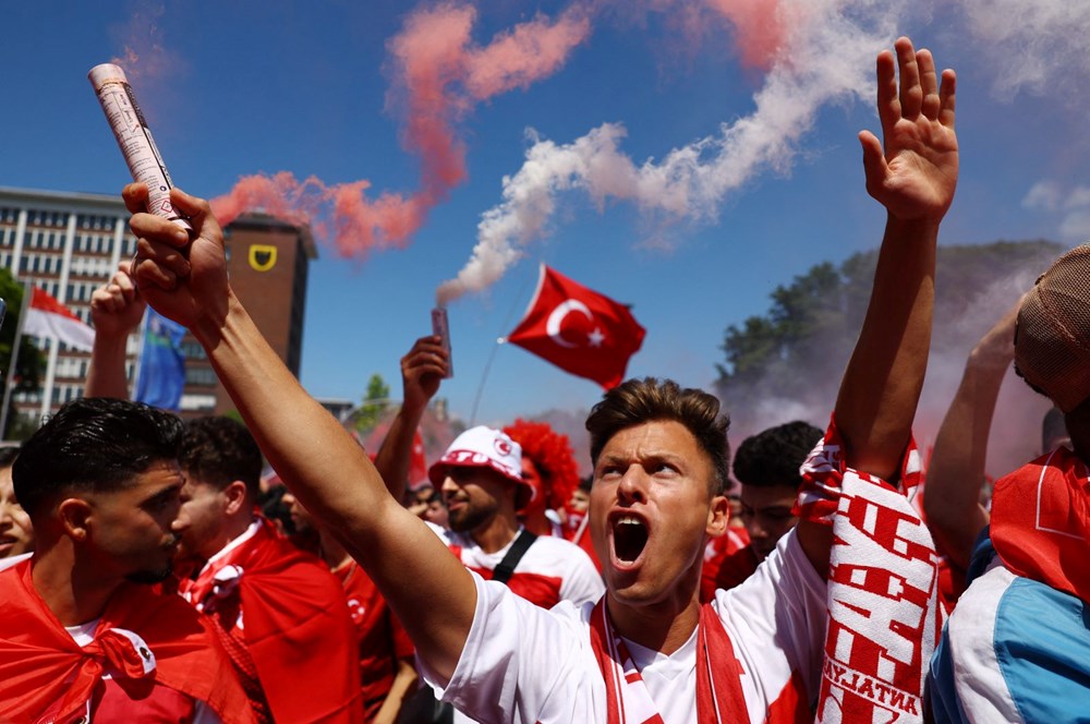 Milli ma�a saatler kala Dortmund sokaklar� yine k�rm�z�-beyaz