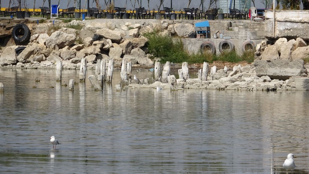 Van
Gölü’nde suyun çekilmesi ile yüz yıllık iskele ortaya çıktı - 5