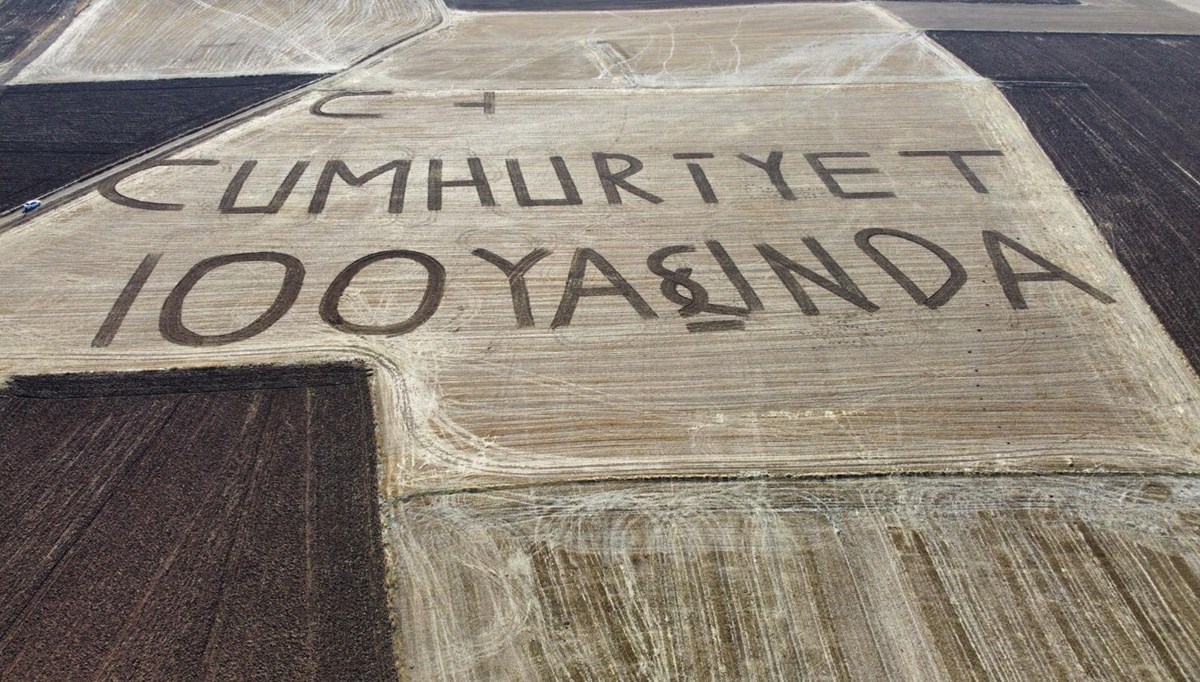 Traktörünü bu kez Cumhuriyet için çalıştırdı Traktörünü bu kez Cumhuriyet için çalıştırdı