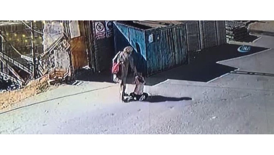 Kızına sokakta şiddet uygulayan anne adli kontrol şartıyla serbest