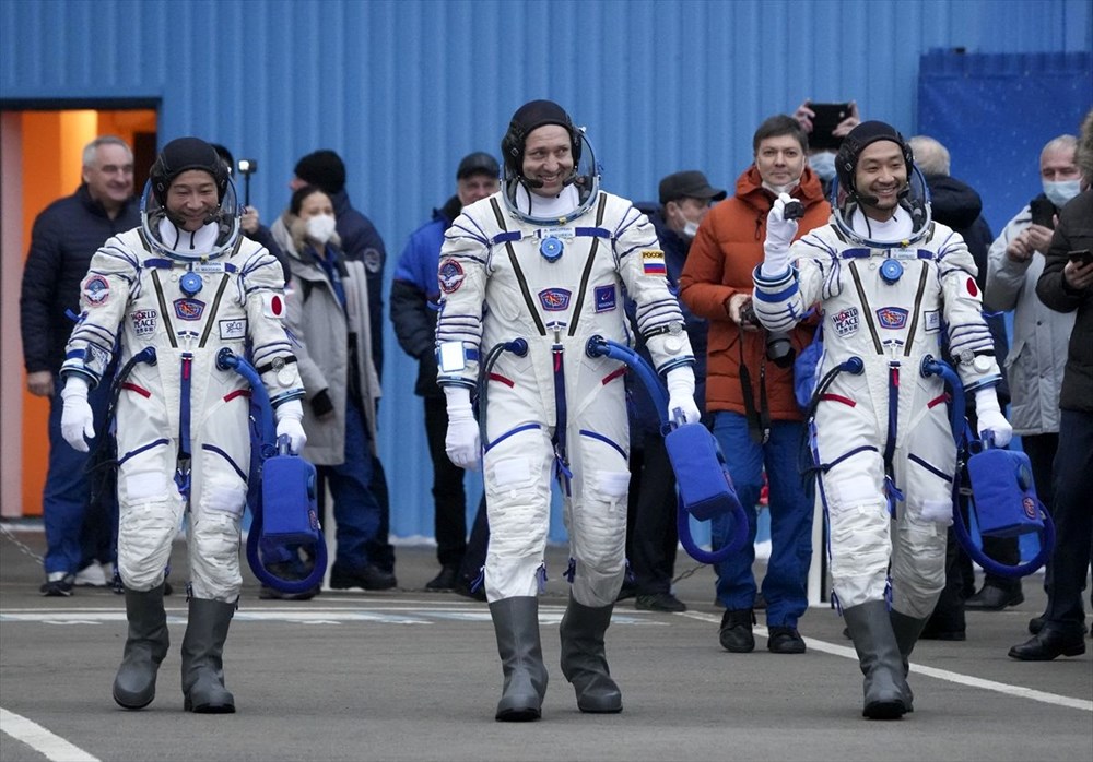 Japon milyarder Yusaku Maezawa ile asistanı uzaya gönderildi - 2