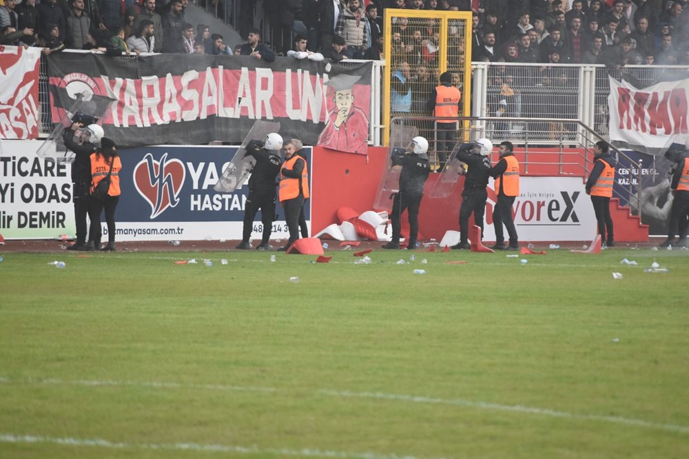 Batman Petrolspor-Şanlıurfaspor maçı saha olayları nedeniyle tatil edildi - 8