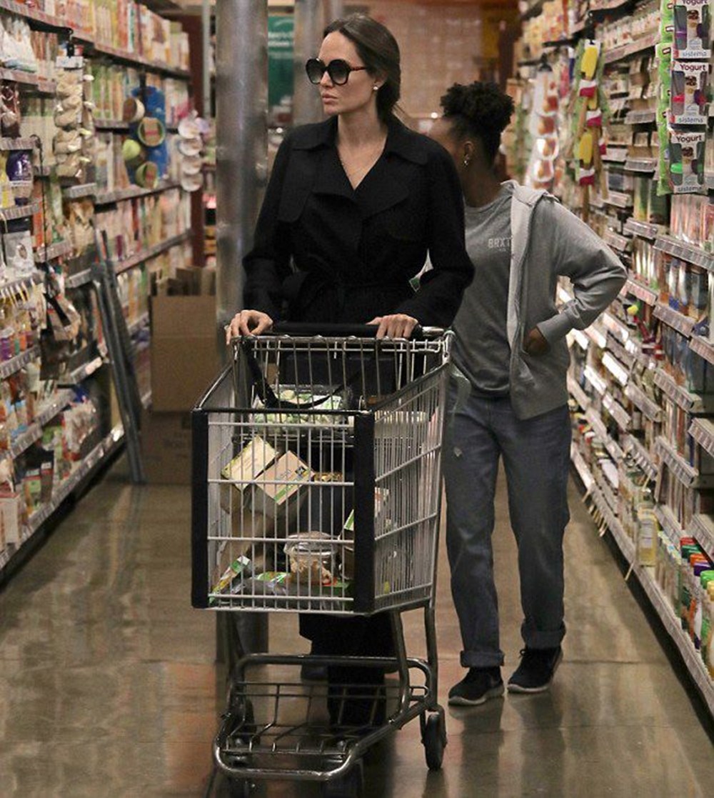 Анджелина Джоли посетила супермаркет в Лос Анджелесе