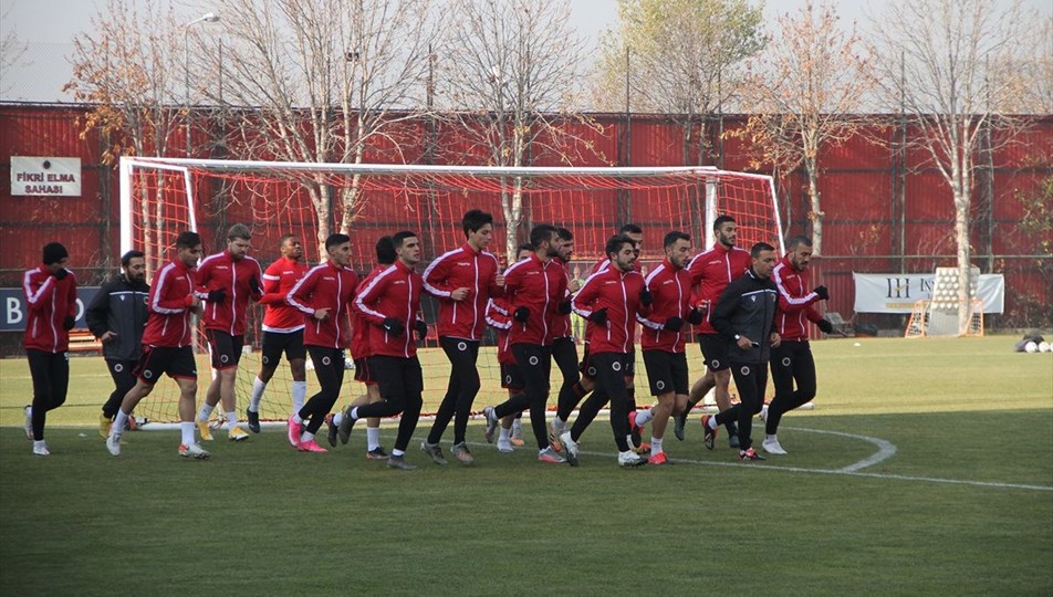 Gençlerbirliği: 6'sı futbolcu 10 personelimizin test sonucu pozitif çıkmıştır