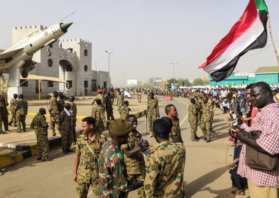Sudan'da askeri darbe: Devlet Başkanı Ömer el Beşir tutuklandı - 2