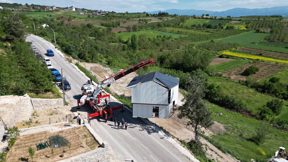 Yıkılmasın diye kaçak villayı vinçle taşıdı - 1
