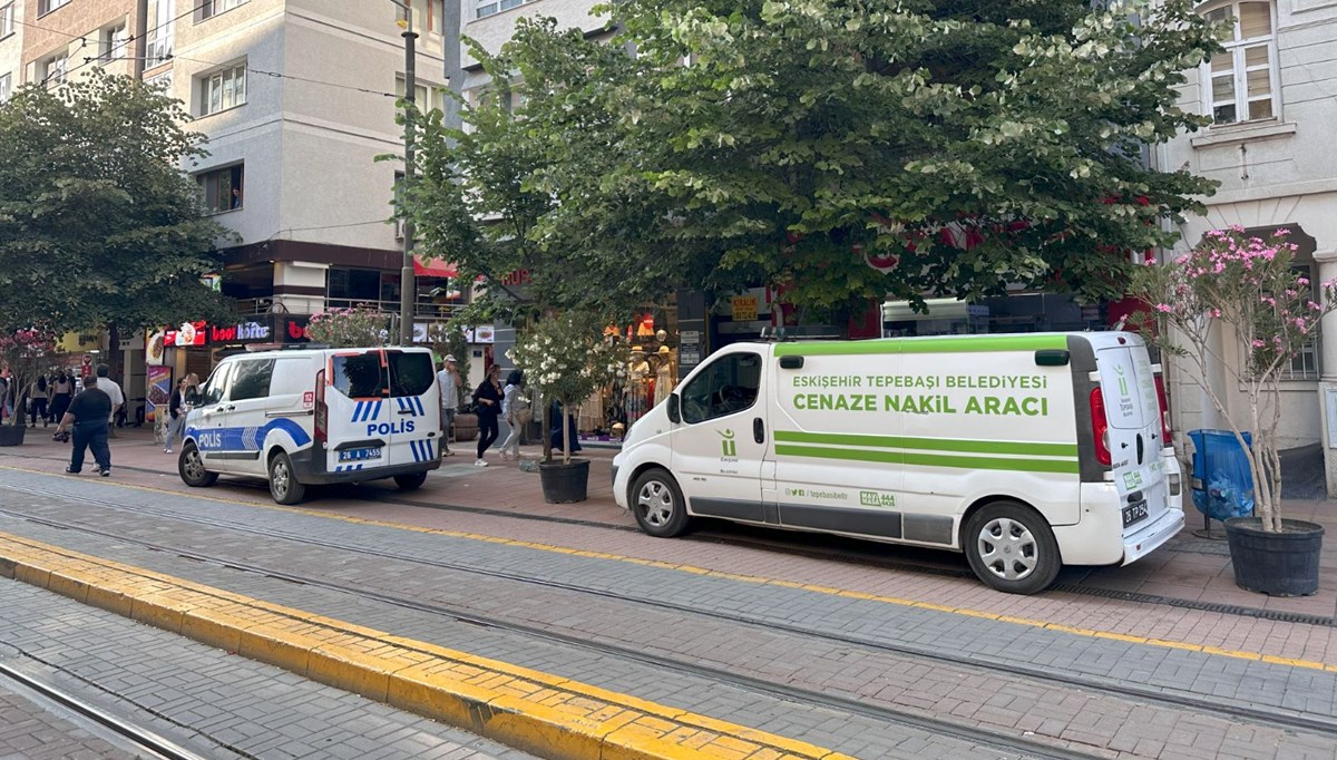 Emekli doktor evinde ölü bulundu