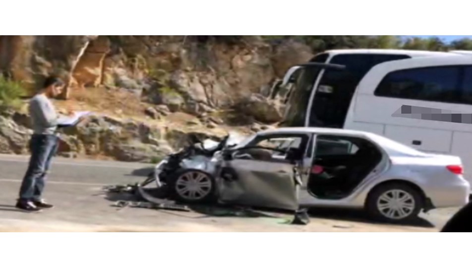 Otomobille yolcu otobüsü çarpıştı: 3 ölü, 2 yaralı