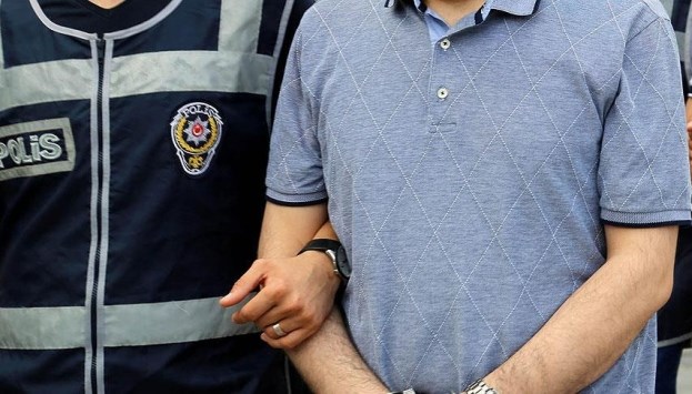 Polisin kolunu ısırdı!