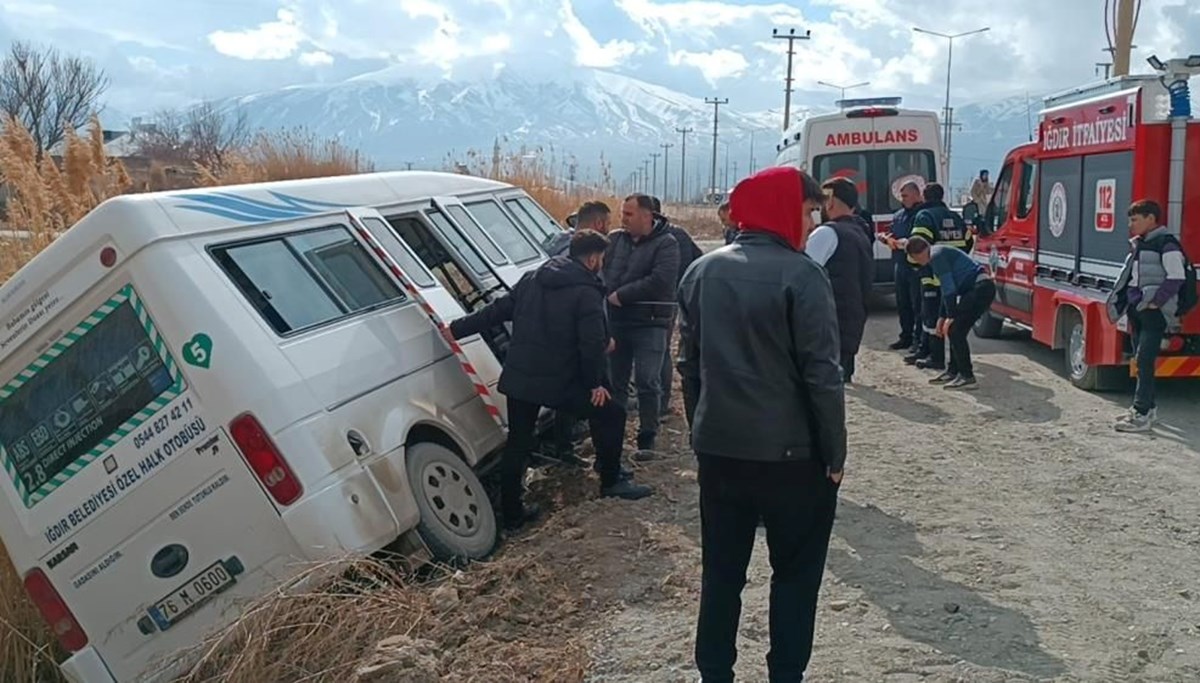 Yolcu minibüsü tahliye kanalına düştü