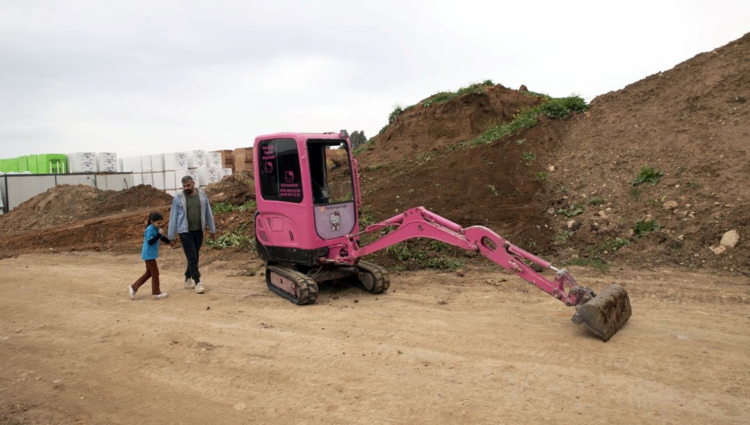 8 yaşındaki kızı istedi: Ekskavatörünü pembeye boyattı
