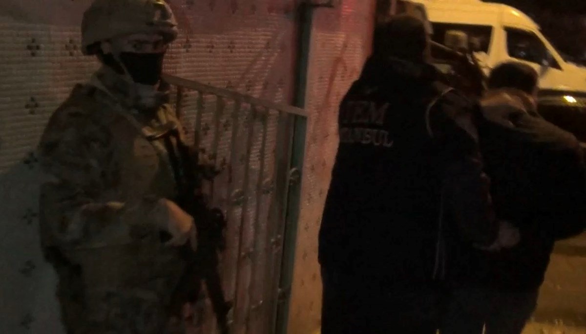 Esenyurt'ta DEM Parti binasına operasyon: 2 gözaltı Esenyurt'ta DEM Parti binasına operasyon: 2 gözaltı