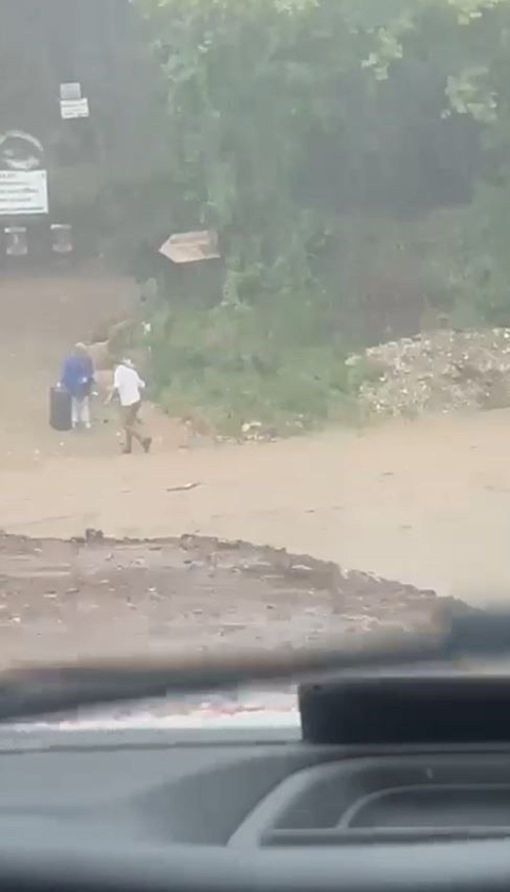 Antalya’da şiddetli yağmur hayatı felç etti:  Otomobil sel sularıyla sürüklendi - 3