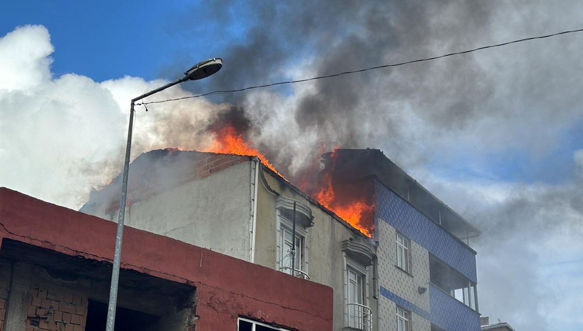 Arnavutköy'de apartmanın çatısı alev alev yandı