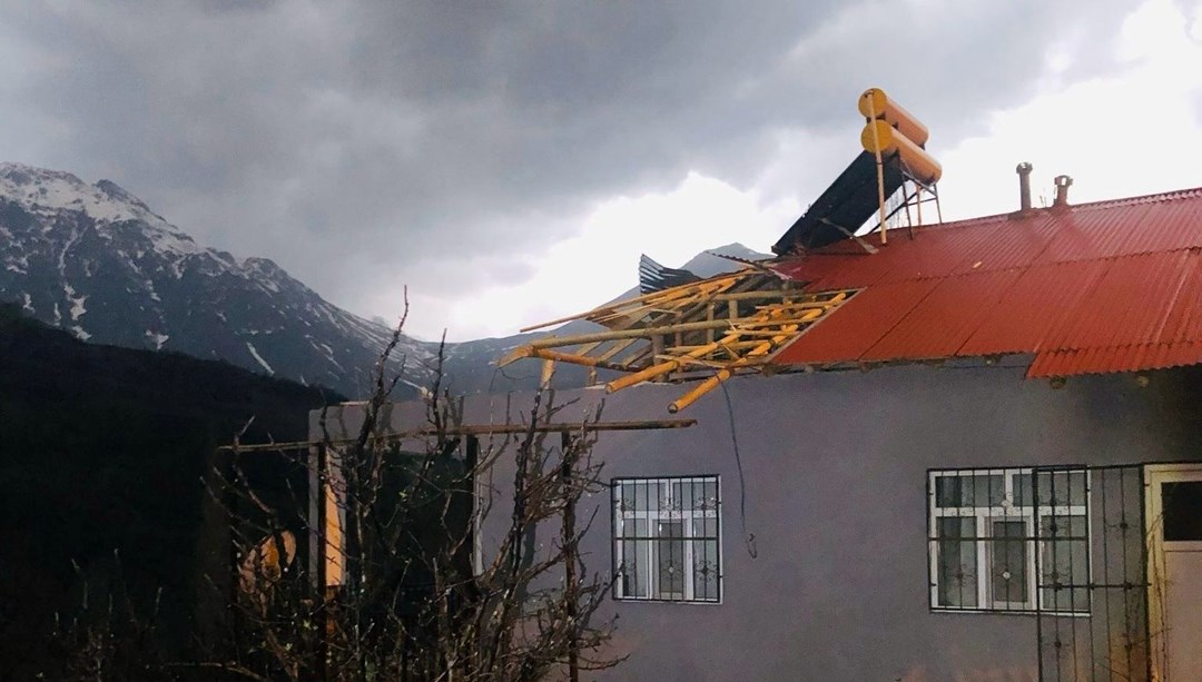 Hakkari'de şiddetli fırtına: Okullar tatil edildi