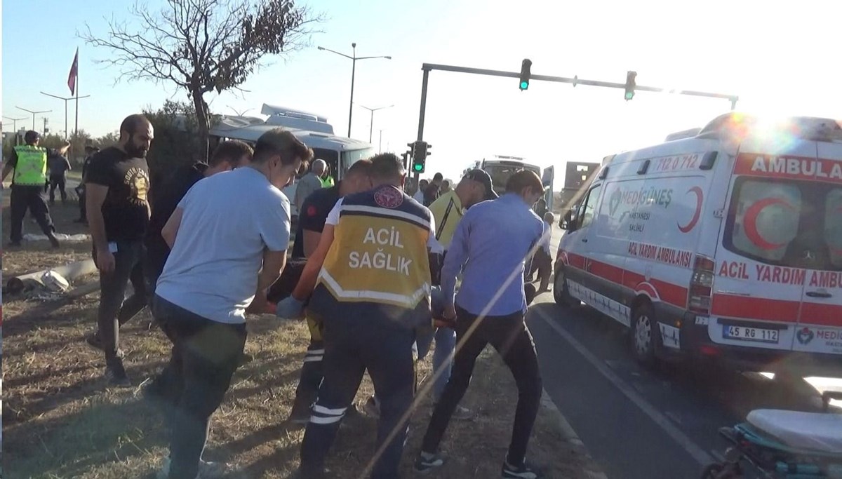 Manisa’da TIR, işçi servisine çarptı: 23 yaralı Manisa’da TIR, işçi servisine çarptı: 23 yaralı