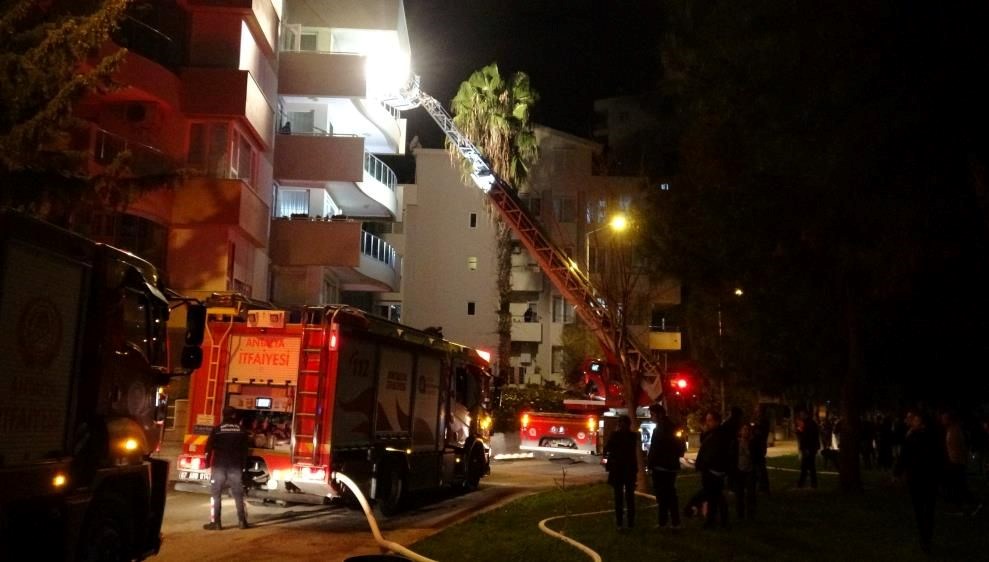 Antalya’da yangın paniği: Mahalleli sokağa döküldü