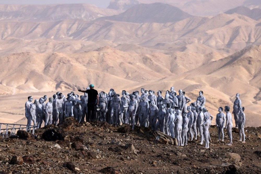 Lut Gölü'nün her yıl bir metre çekilmesine dikkat çekmek için yüzlerce kişi çıplak poz verdi - 4