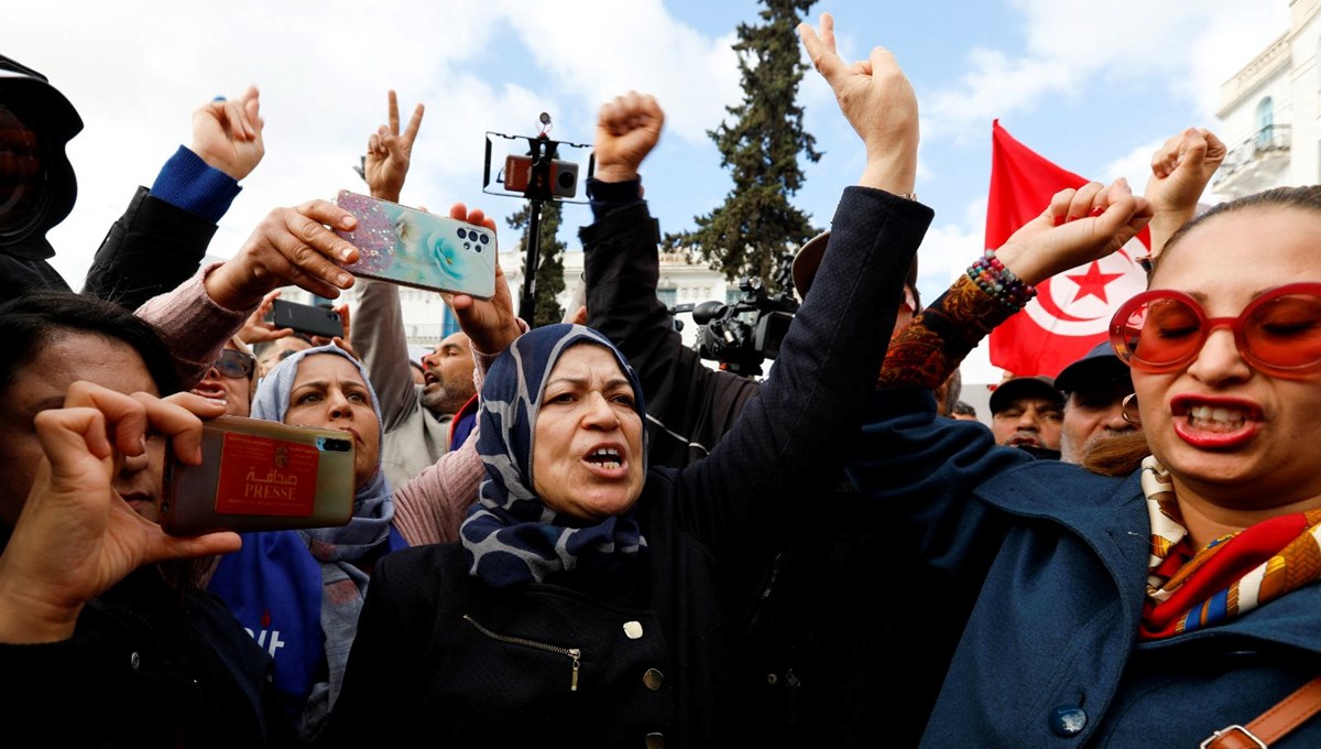 Tunus'ta Arap Baharı'nın 12. yıl dönümü: Cumhurbaşkanı Said'e tepkili binlerce kişi gösteri düzenledi