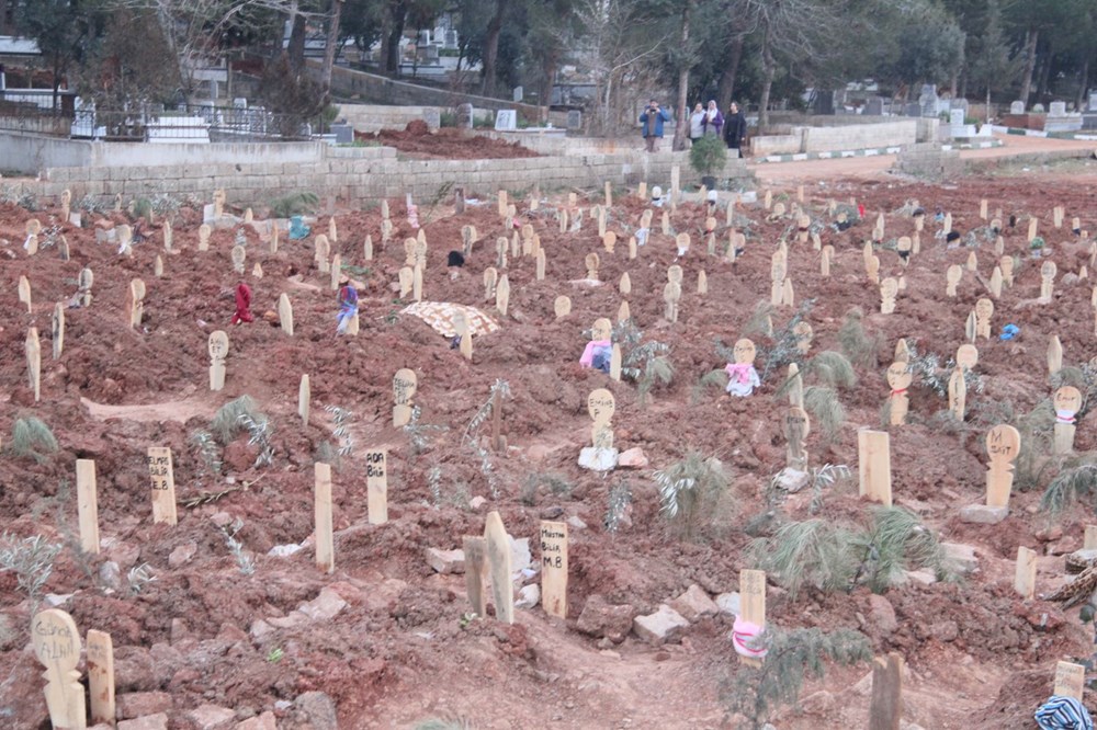 Depremde ölenlerin yarım kalan hikayeleri mezarlara yansıdı - 10