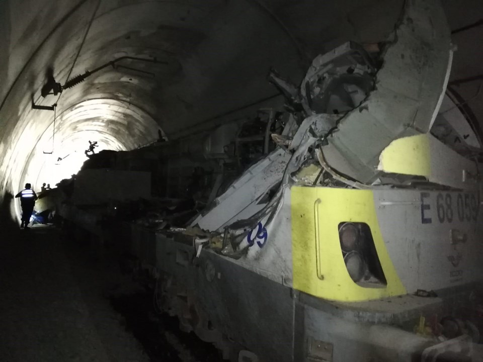 Bilecik'te kılavuz tren tünelde raydan çıktı: 2 ölü - 2