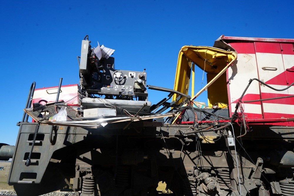 Yolcu treni beton pompasına çarptı: Ölü ve yaralılar var - 4