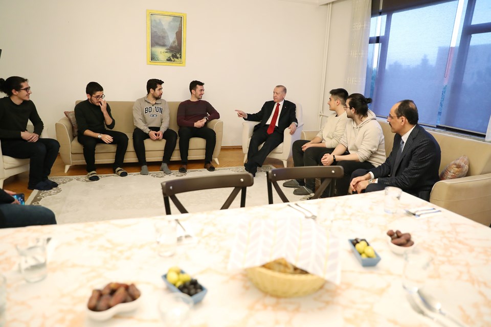 Cumhurbaşkanı Erdoğan, iftarda öğrenci evine misafir oldu - 1