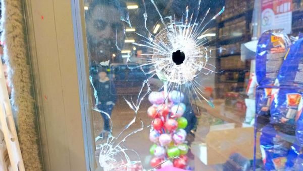 Esenyurt'ta markete silahlı saldırı: Çok sayıda kurşun isabet etti Esenyurt'ta markete silahlı saldırı: Çok sayıda kurşun isabet etti