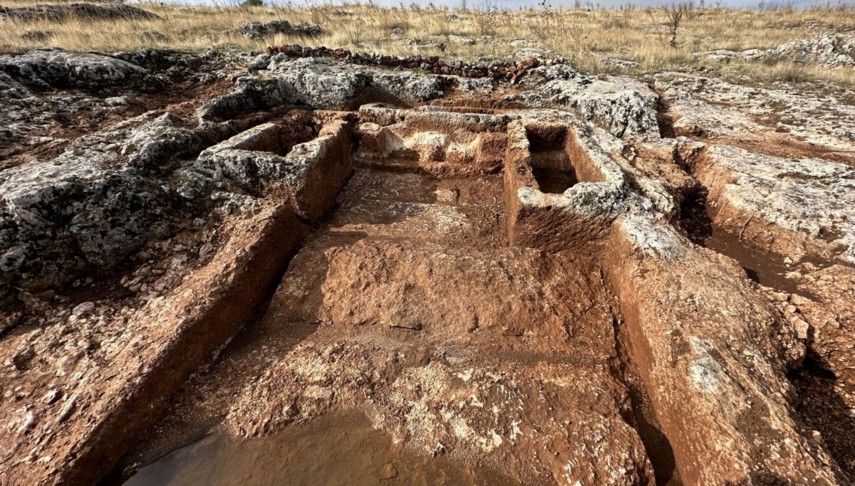 Perre Antik Kenti'nde 1800 yıllık boğa başı kabartması bulundu