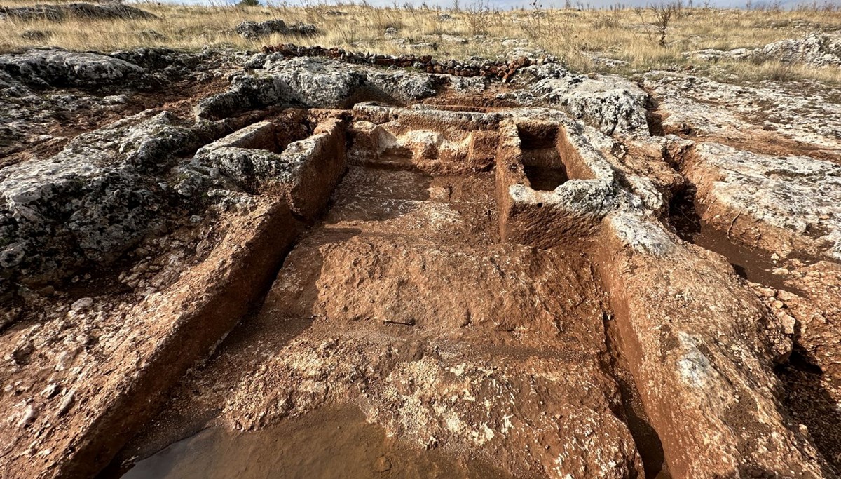 Perre Antik Kenti'nde 1800 yıllık boğa başı kabartması bulundu Perre Antik Kenti'nde 1800 yıllık boğa başı kabartması bulundu