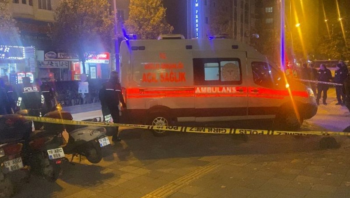 Çankırı'da iki husumetli arasında çıkan kavga kanlı bitti: 28 yaşındaki genç bıçaklandı Çankırı'da iki husumetli arasında çıkan kavga kanlı bitti: 28 yaşındaki genç bıçaklandı