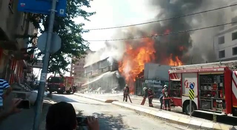 Pendik'te nalbur dükkanı alev alev yandı - 2