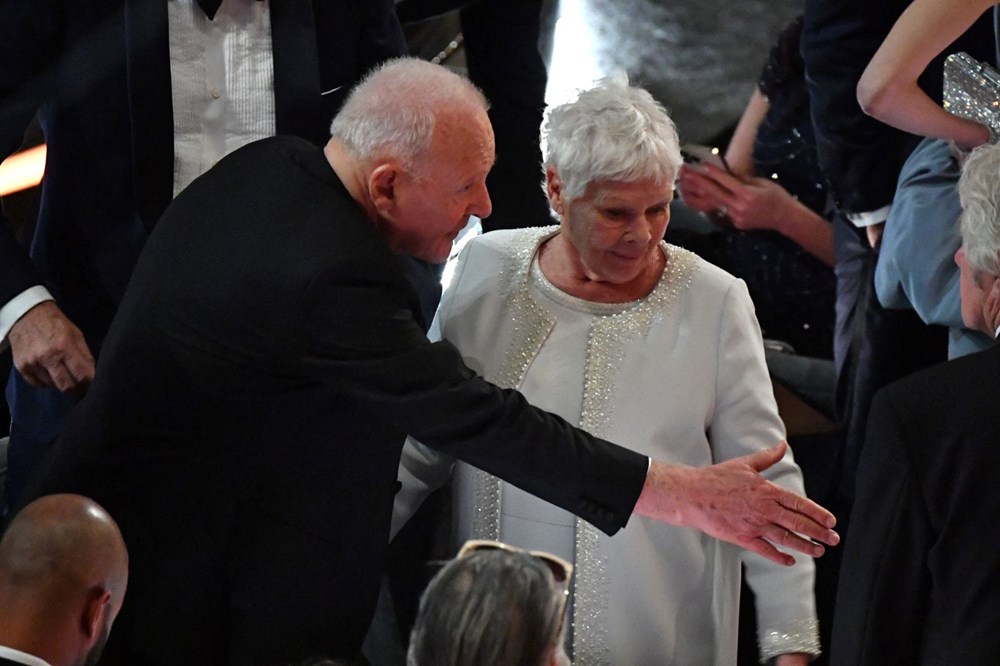 Oscar'lı oyuncu Judi Dench emekli olabileceğinin sinyallerini verdi - 4