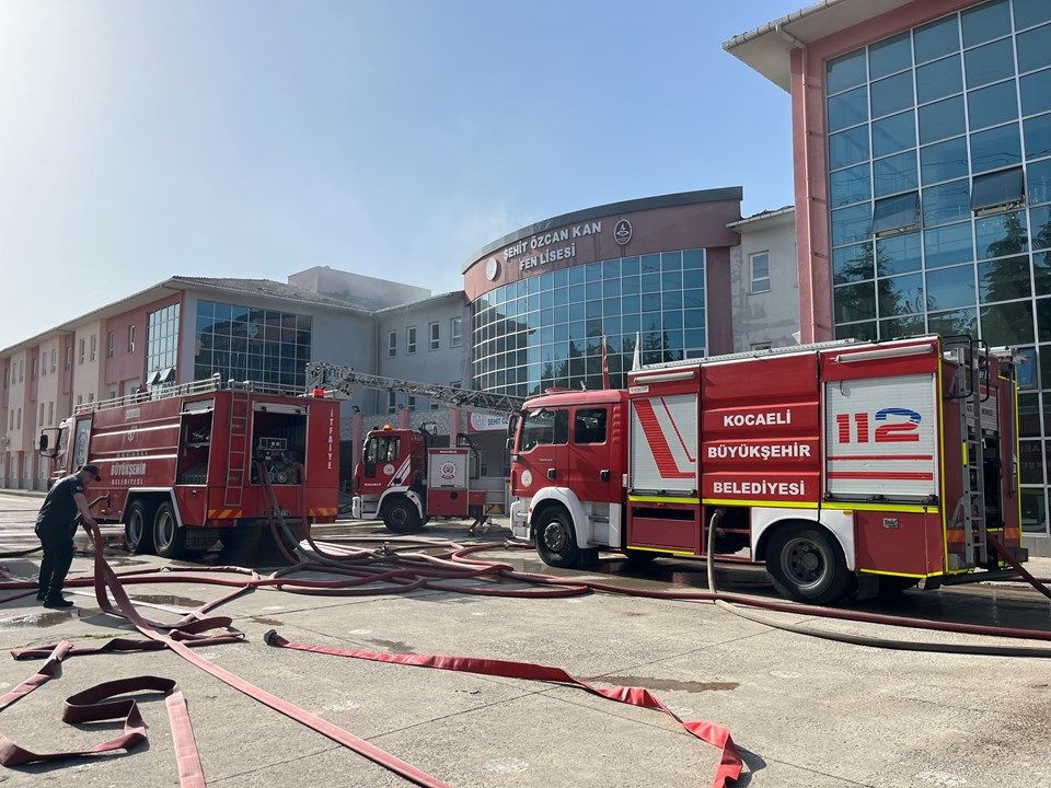 Kocaeli'de okulun çatısı yandı: Eğitime 2 gün ara - 1