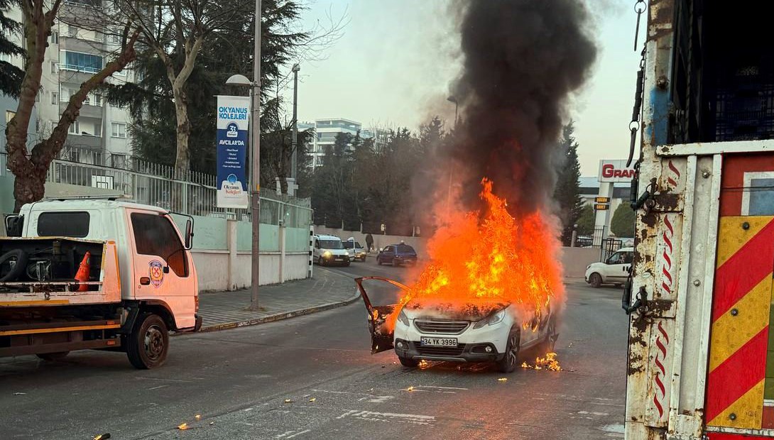 Korku dolu anlar: Alev topuna dönen araç otomobillere çarptı